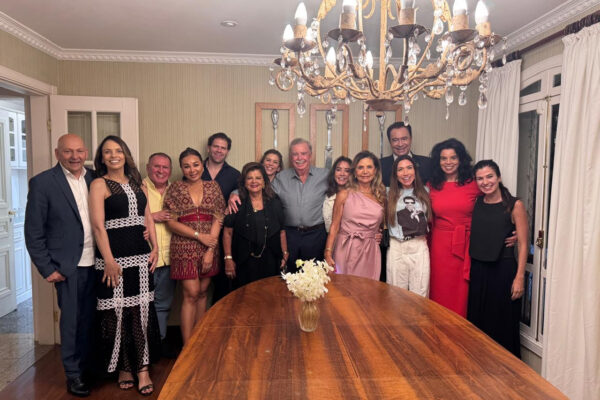 Luciano Hang participa de jantar com a família Abravanel em São Paulo Luciano Hang participa de jantar com a família Abravanel em São Paulo